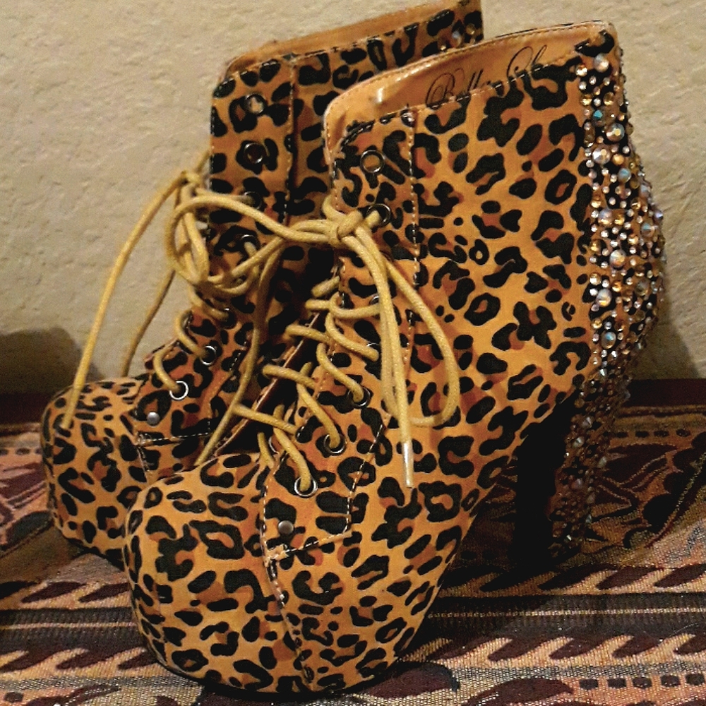 Beautiful Leopard Print and Rhinestone Booties. - Picture 7 of 7